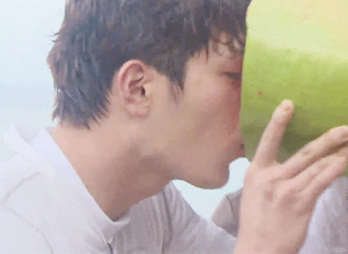 왠지 야하게 수박 먹는 서강준 | 인스티즈