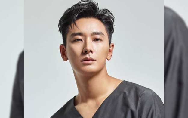 Joo Ji Hoon Pose Manly on Photo Shooting in Bali and Discuss Actor ...