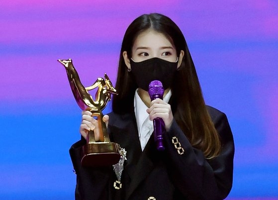 Netizen Buzz: IU and BTS win digital and album daesangs at the '2021 Golden Disc Awards'